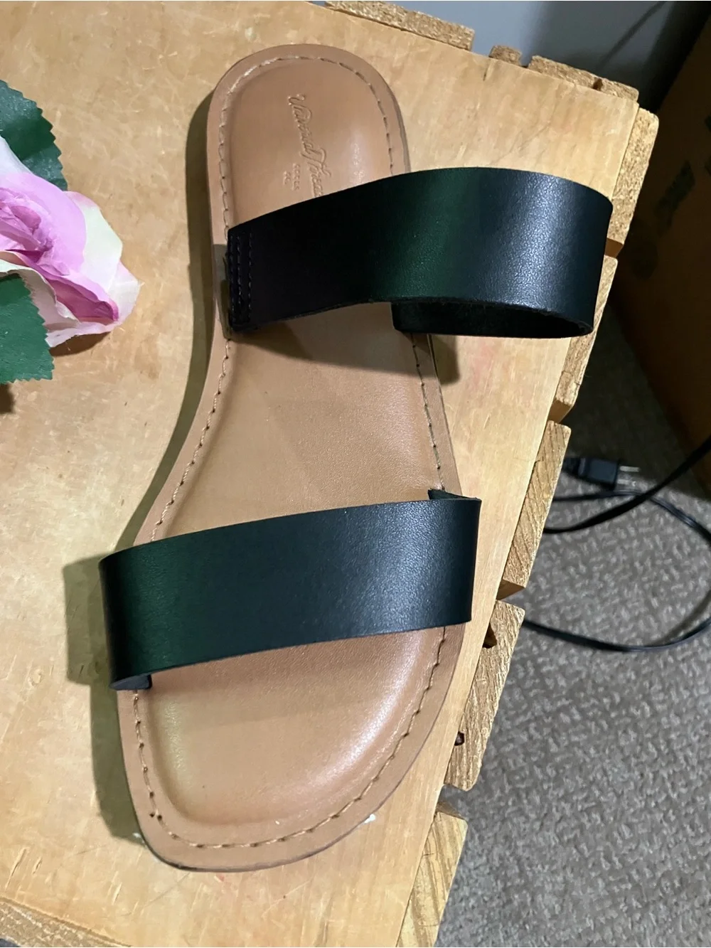 Universal Thread Goods Co woman size 6 Sandals